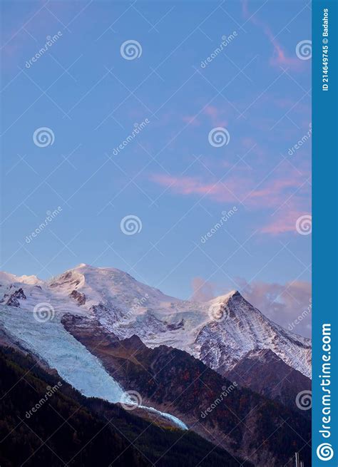 Vue De Chamonix Au Mont Blanc Et Au Glacier Des Bossons Image Stock