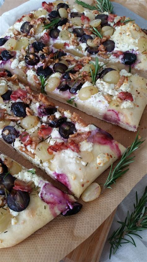 Herbstliche Focaccia Mit Trauben Ziegenk Se Waln Sse Speck Rosmarin