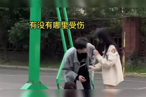 小伙子你看上谁了就直说，没必要搞这出，妹子有苦说不出啊。