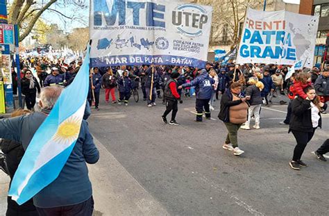 Una Multitud Marchó En Mar Del Plata Para Repudiar El Ataque A Cristina