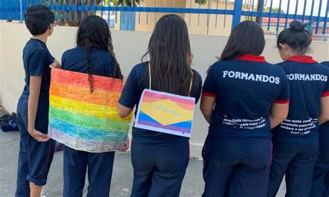 Adolescente é agredido dentro de escola por ser gay estudantes protestam contra homofobia