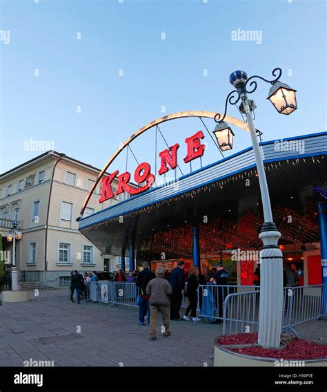 Munich audience queue up at Circus Krone Germany Europe Stock Photo - Alamy