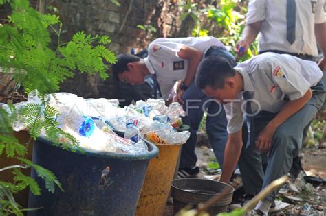 AKTIVITAS BANK SAMPAH SEKOLAH ANTARA Foto