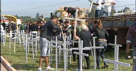 G Manifestantes Fixam Cruzes Na Jo O Mell O Em Avar Sp