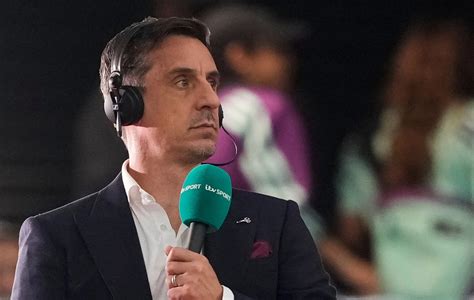 I Rarely Slam Refs But He S Had A Shocker Gary Neville Doubles Down