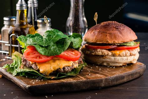 Hamburguesa Sobre Hojas De Ensalada Sin Pan Ni Bollo Y Una Hamburguesa