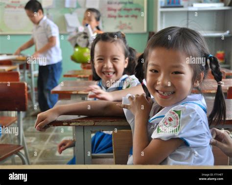 Vietnamese school children class hi-res stock photography and images ...