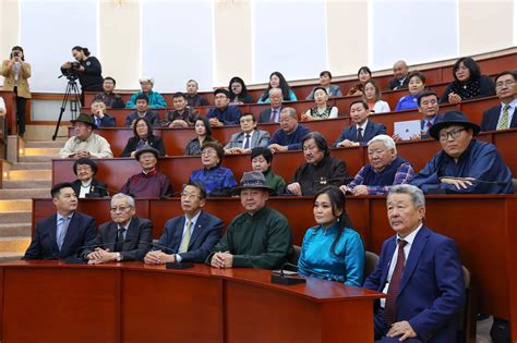 Монголын нууц товчоон” ыг дэлгэрэнгүй тайлбартайгаар бүтээлээ Iseemn