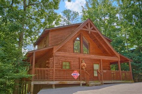 Gatlinburg Cabins with Hot Tubs in the Smoky Mountains | Cabins in gatlinburg tn, Smoky mountain ...