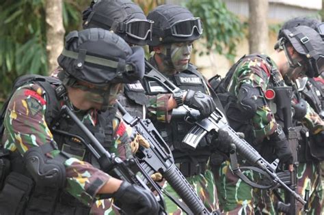 Pelopor Brimob Operator Militer Indonesia