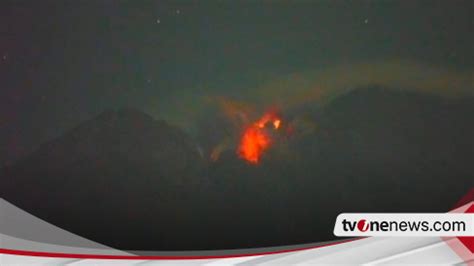 Gunung Semeru Erupsi Semburkan Kolom Abu Tebal Setinggi Meter