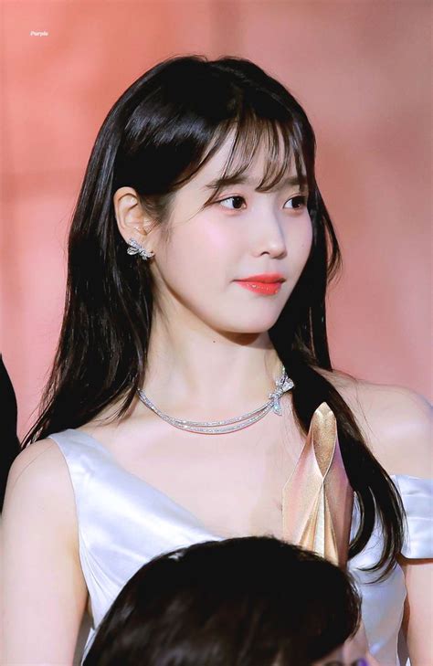 Pin oleh Chay ii di 아이유 언니 IU di 2024