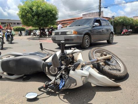 Homem sofre fratura exposta em colisão entre carro e moto em Água