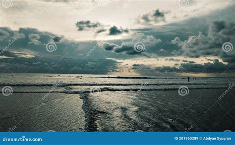 Atardecer Nublado En La Playa De Bali Indonesia Kuta Legian Imagen De