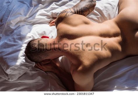 Hombres Desnudos Hombros Musculares Hombre Desnudo Foto De Stock