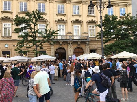 Protest Przed Krakowskim Kinem Przeciw Filmowi Zielona Granica Film