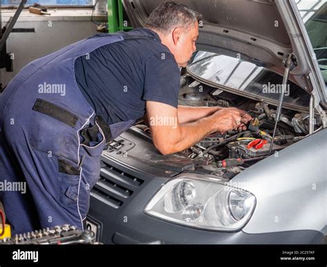 Mechanic Bonnet Hi Res Stock Photography And Images Alamy