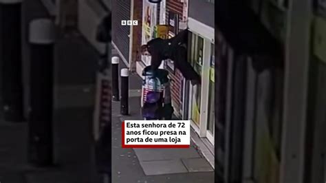 A Mulher De Anos Presa Pela Porta De Uma Loja