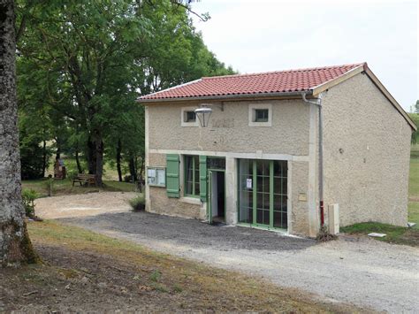 Photo à Montbras 55140 La petite mairie à l écart des maisons