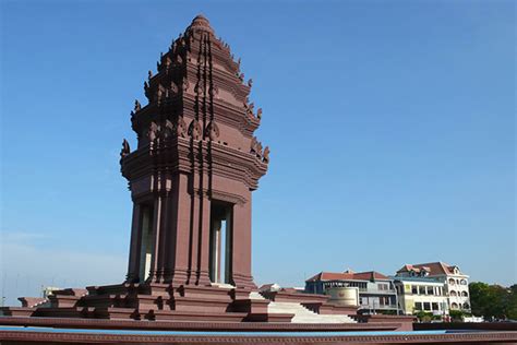 Phnom Penh Independence Monument - Indochina Tours