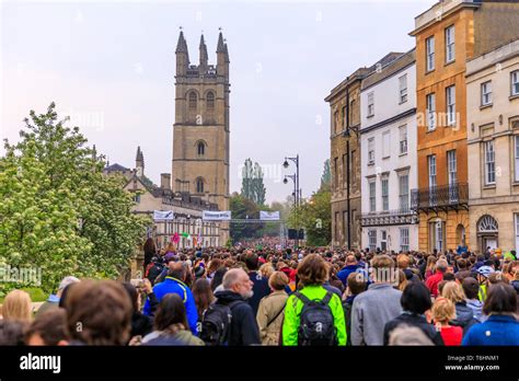 Oxford Uk 1st May 2019 Crowds Gather At Sunrise To Hear The Choir