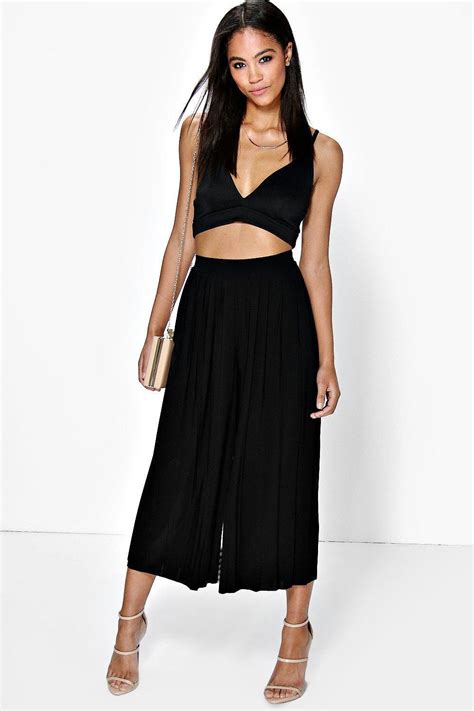 Lyst Boohoo Saskia Pleated Wide Leg Cropped Trousers In Black