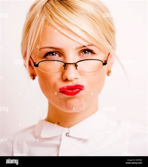 Femme Démotions Dans Les Verres Cheveux Blonds Sur Fond Blanc Les