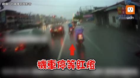 影／煞車失靈？機車騎士乖乖等紅燈 遭後車撞飛釀5傷 時事 聯合影音