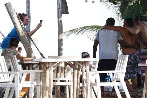 Fernanda Souza E Thiaguinho Trocam Beijos E Carinhos Em Dia Na Orla Carioca