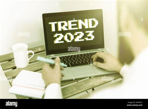 Symbole de texte indiquant la tendance 2023 Mot écrit sur des choses