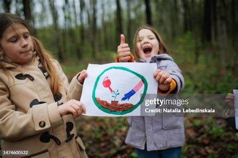 18 Kids Planting Tree Drawing Stock Photos, High-Res Pictures, and ...