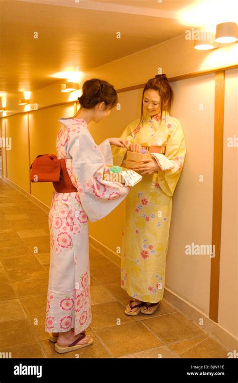 Japanese Women Wearing Yukata Fotograf As E Im Genes De Alta Resoluci N