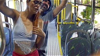 Estudante é encoxada e fudida por um estranho dentro do ônibus XVIDEOS