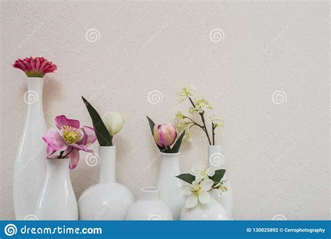 Flores Cor De Rosa Diferentes Em Uns Vasos No Fundo Branco Foto De