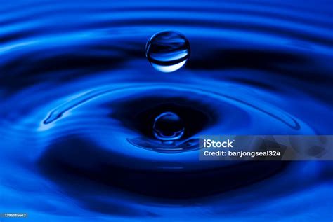 Penurunan Air Makro Tetesan Air Percikan Biru Tetesan Air Bulat Dalam
