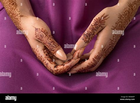 Mujer Marroqu Tradicional Con Manos Pintadas Con Henna Fotograf A De