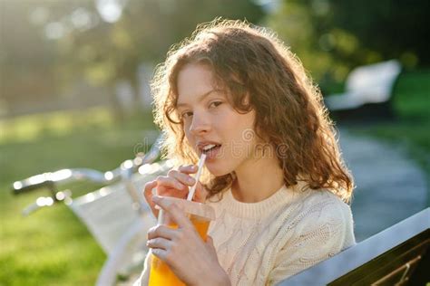 Une Fille Gingembre Fermant Les Yeux Du Soleil Photo Stock Image Du