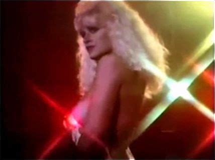 Naked Jeannette Mass in El pájaro con suelas