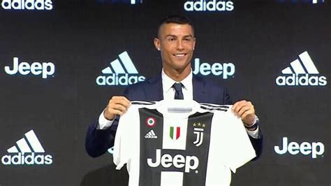 Photos Cristiano Ronaldo Pose Avec Son Nouveau Maillot