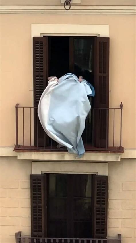 Окно во двор: чем занимаются жители Барселоны, пока их никто не видит — Нож