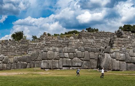 Sacsayhuam N Una Fortaleza Ceremonial Con Impresionantes Muros De Piedra