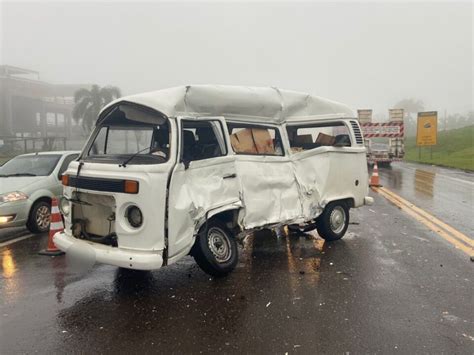 Motorista de Kombi morre após se envolver em acidente caminhão dos