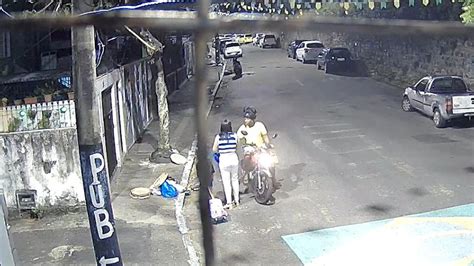 V Deo Mulher E Filha S O Assaltadas Por Motociclista No Barbalho