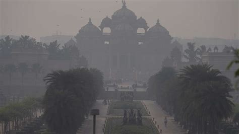 Delhi Aqi Continues To Remain In Severe Category With Marginal Dip In Pollution Levels India Tv