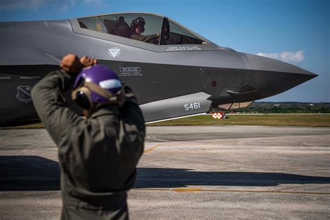 Better Together Airmen Marines Practice Hot Pit Refueling Kadena Air Base News