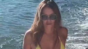 Wow Liz Hurley Teilt Hei Es Bikini Video Im Netz Promiflash