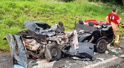 Motorista de carreta embriagado provoca acidente destrói carro e deixa