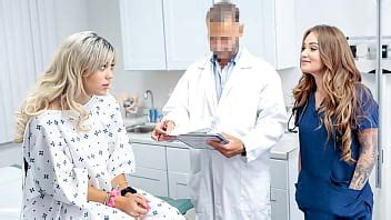 Un médecin suggère une méthode peu orthodoxe pour traiter la jeune fille Doctorbangs XVIDEOS