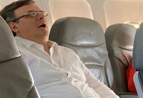 ¡ya No Dejan Dormir A Gusto Marcelo Ebrard Se Duerme En Avión Y Se Hace Viral