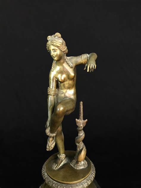 Scultura In Bronzo Raffigurante Venere Che Rimuove Il Suo Sandalo